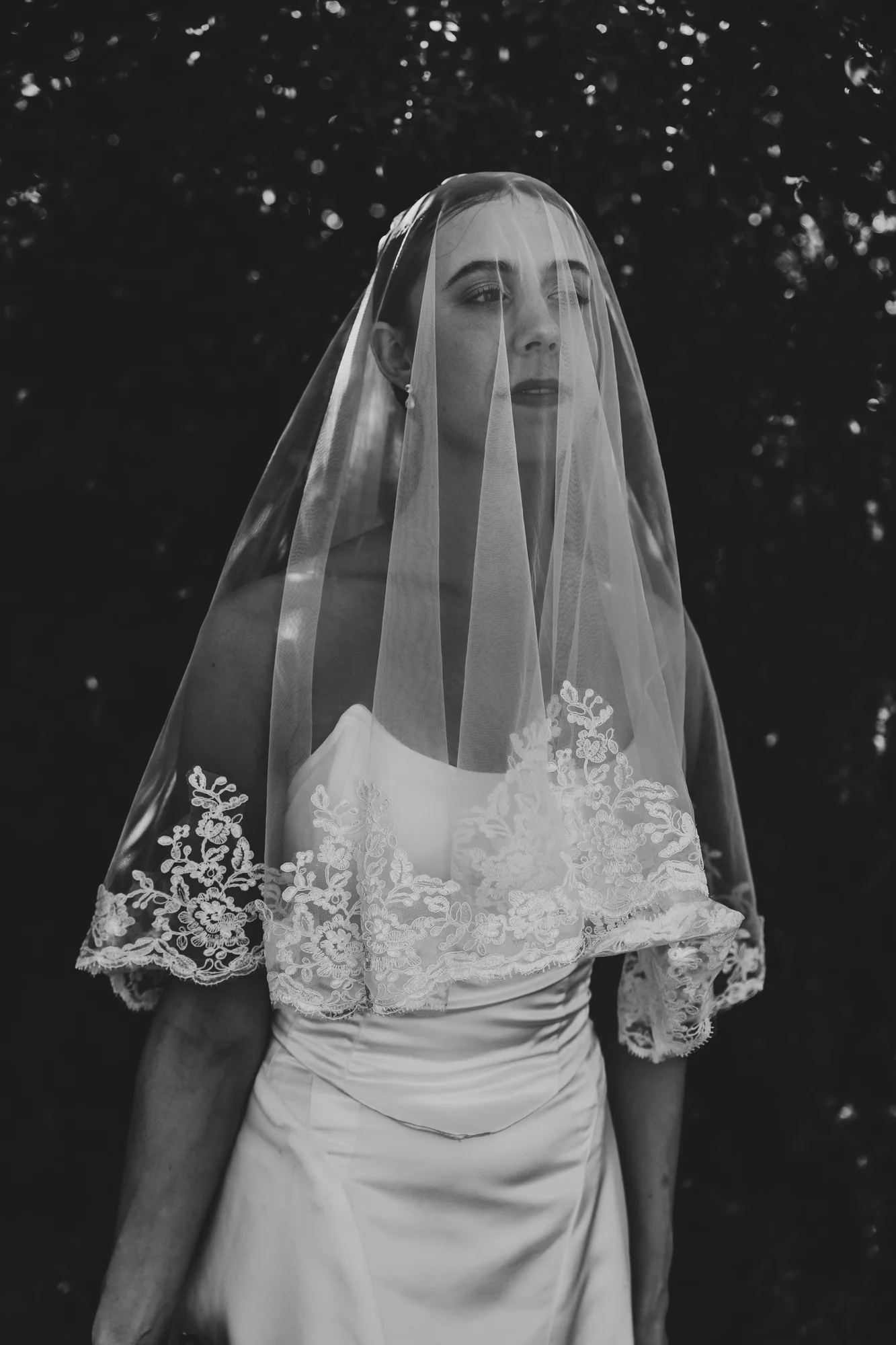 The veil, from behind, black and white